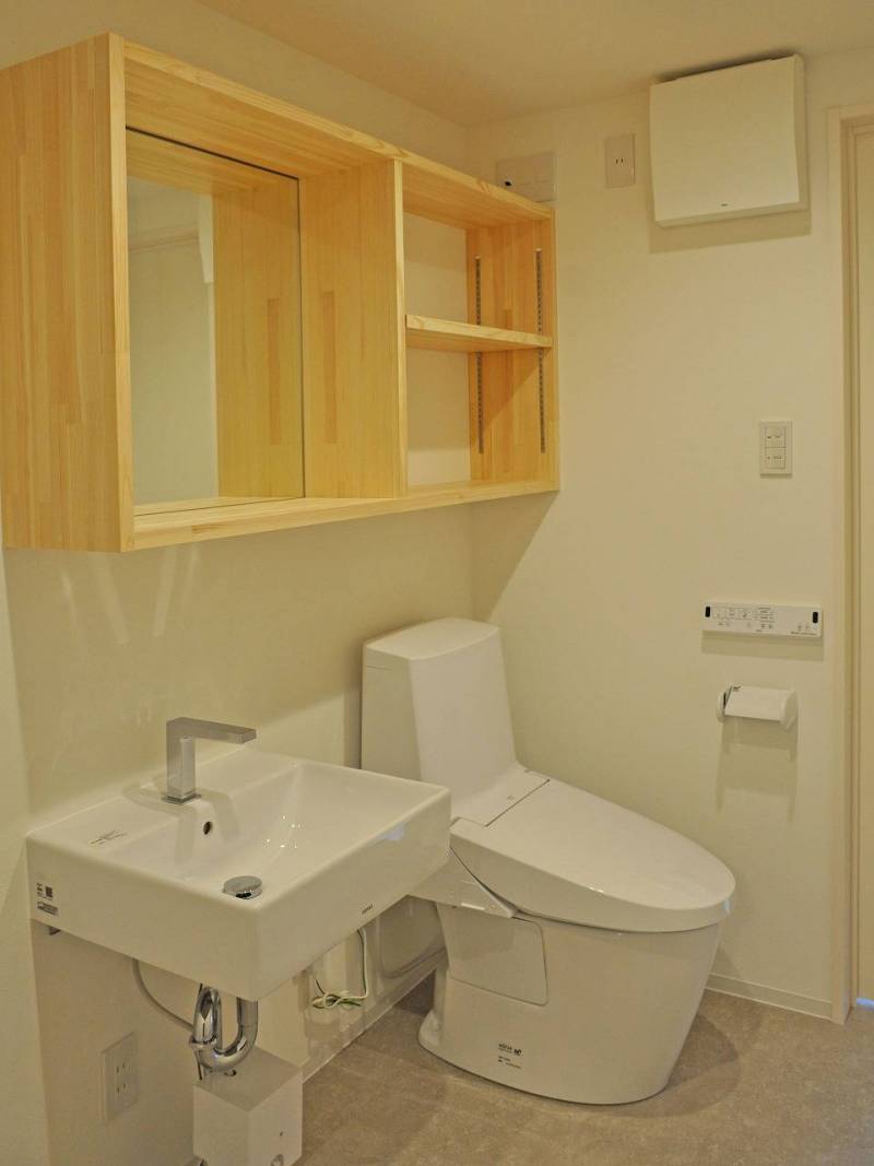 トイレと洗面台です。あえて見える収納棚にしています。