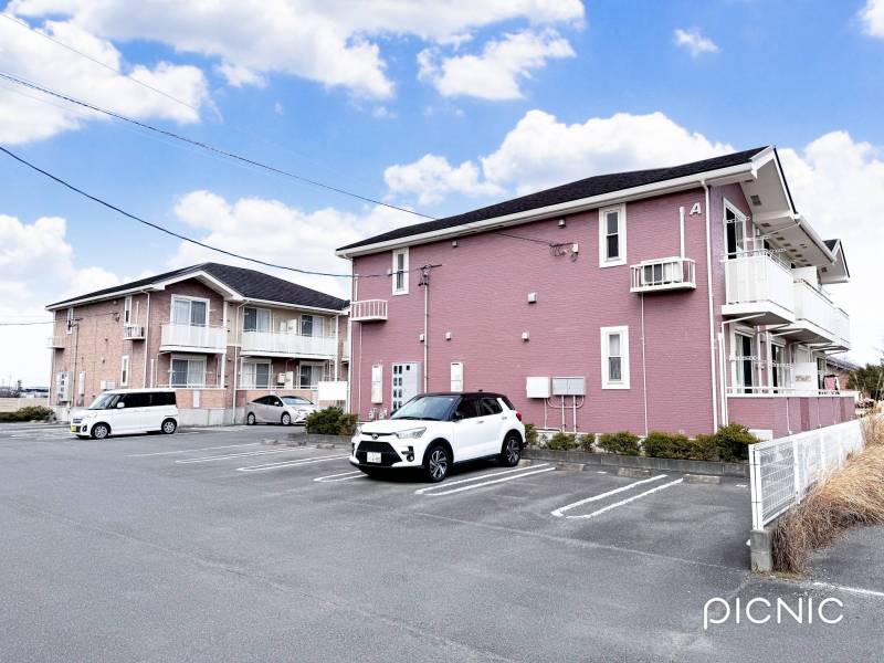 駐車場1台無料、敷地内駐車場で車生活に便利な住環境です！