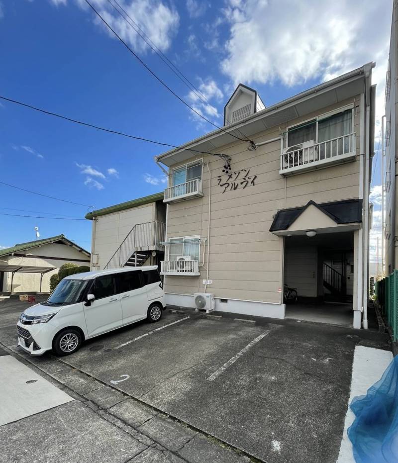 建物正面です。入ると共用部に駐輪場があります。