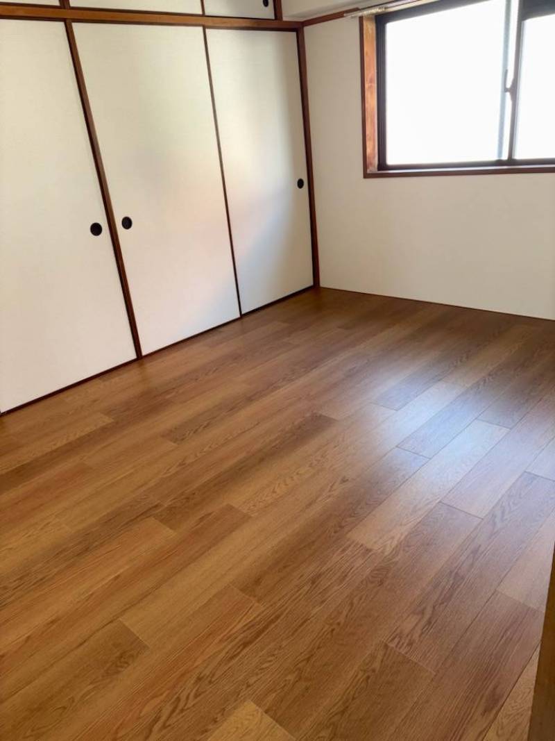 向かって左洋間　６帖