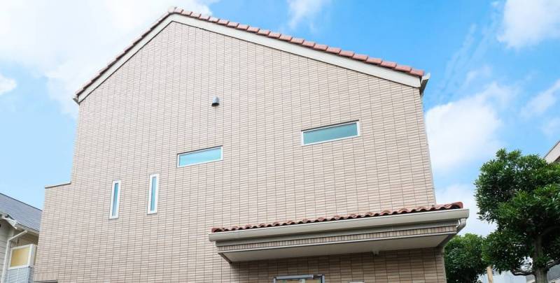 オータムメープル瓦とライトベージュタイル。全室南向きです。