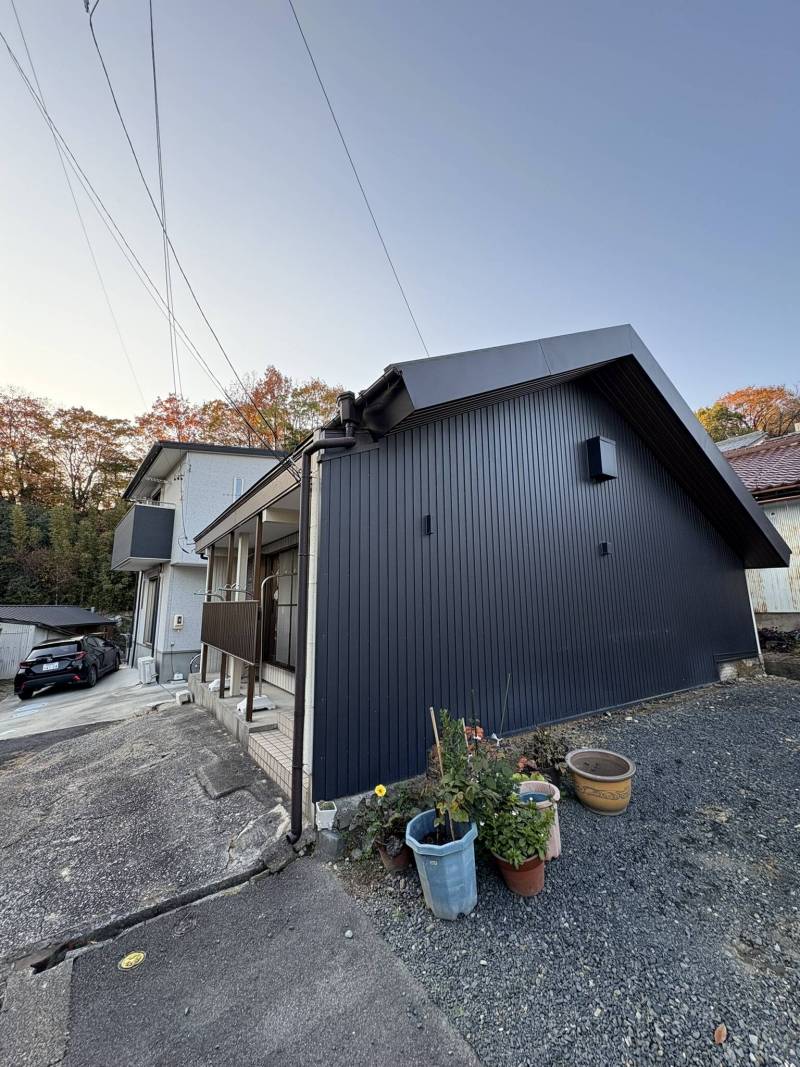 隣は空き地です