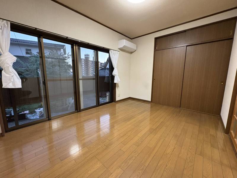 6畳洋室。エアコンは新品です。