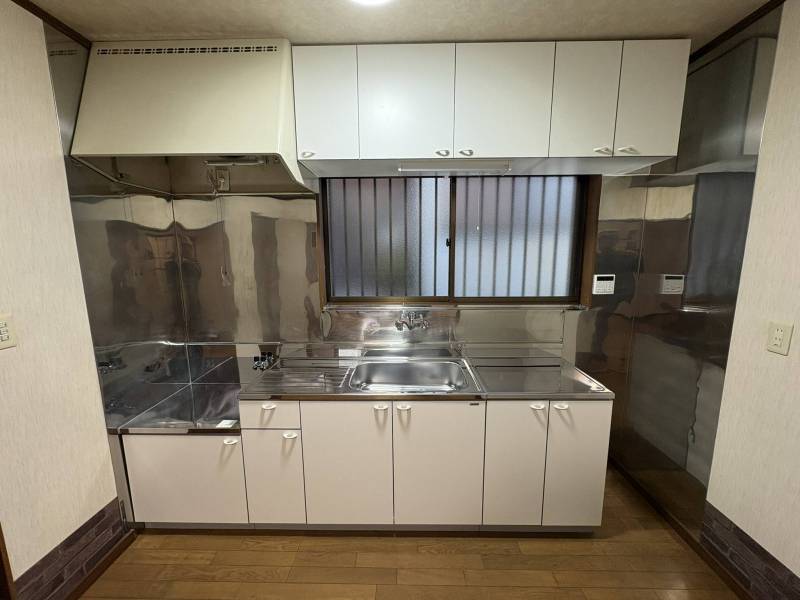 キッチン、ガス栓、給湯器は新品に交換済み