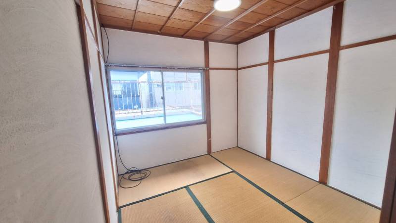 ２階の和室は日当たり良好◎窓からベランダに出られます♪