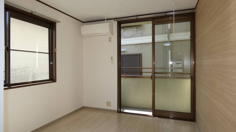 角部屋で明るい室内
雨戸も付いています。