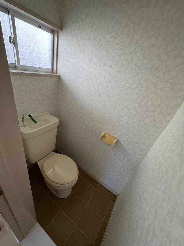 窓があるから明るいトイレ