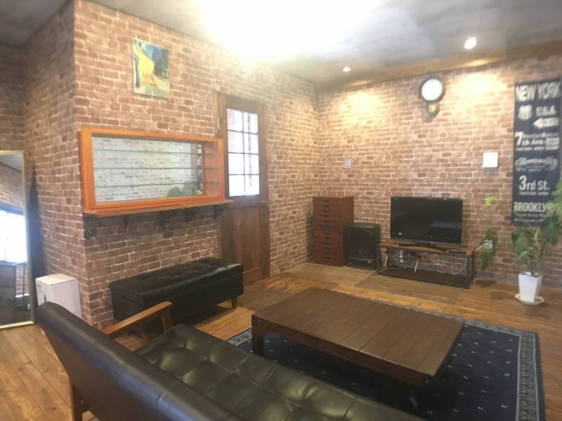 居室はブルックリンスタイルにあう家具を設置しています。