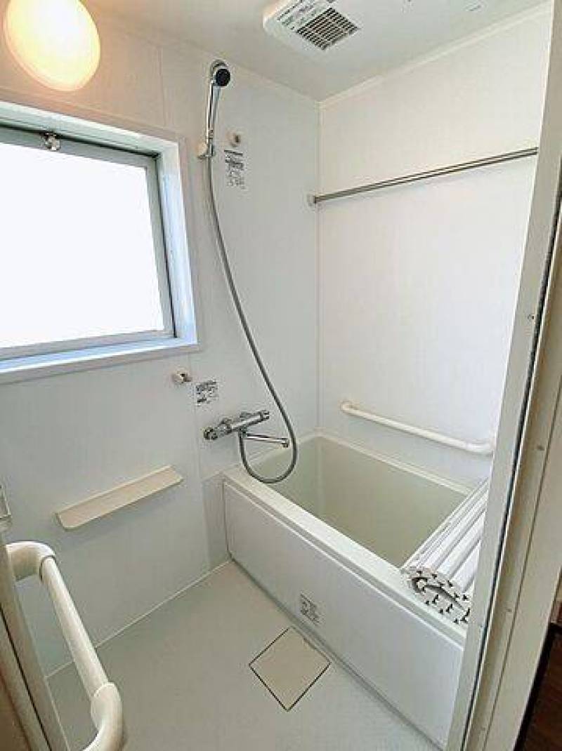 浴室は窓もあり明るく浴室乾燥機もあります。