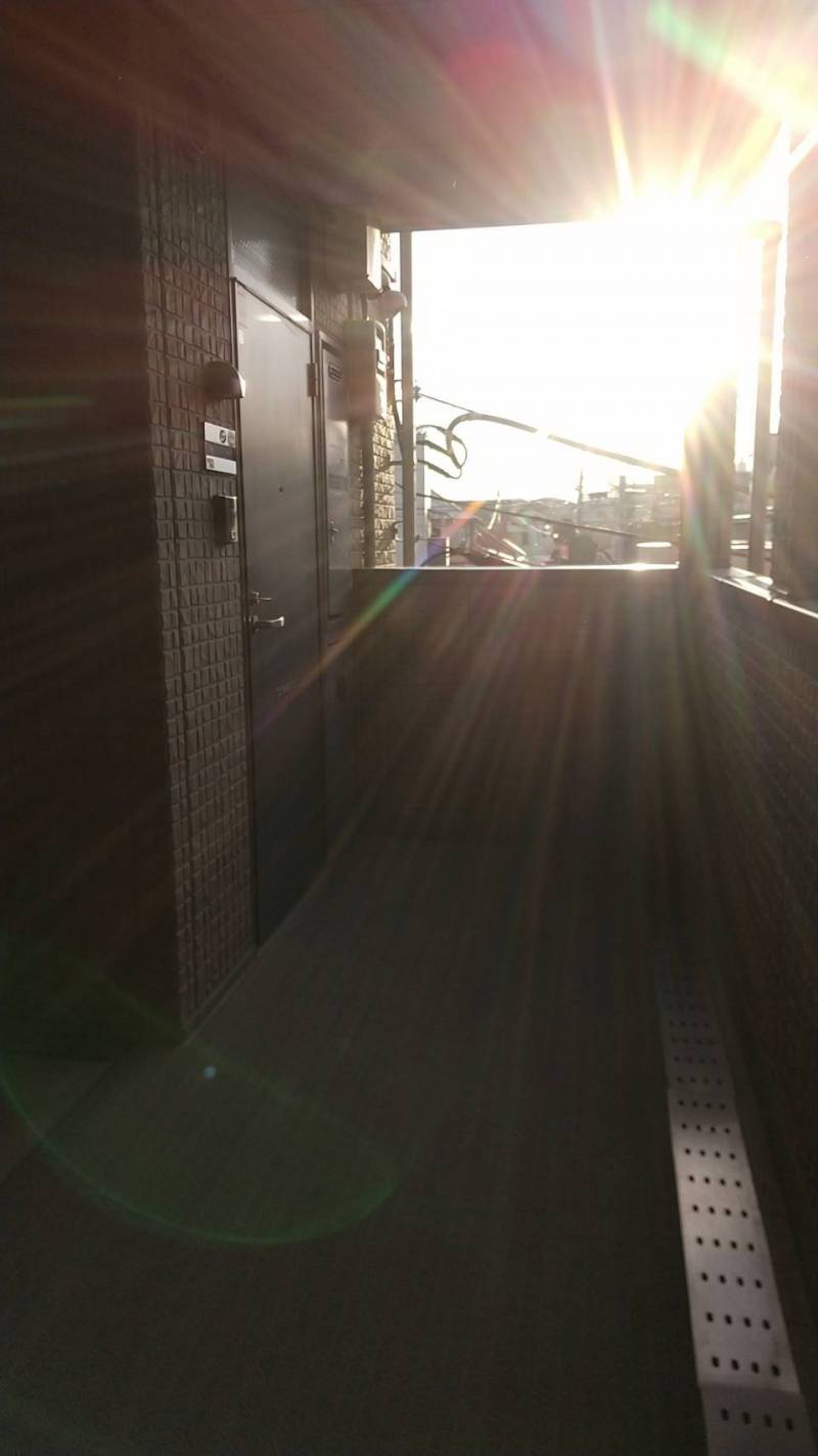 玄関前です。角部屋で、かつ、独立してます。