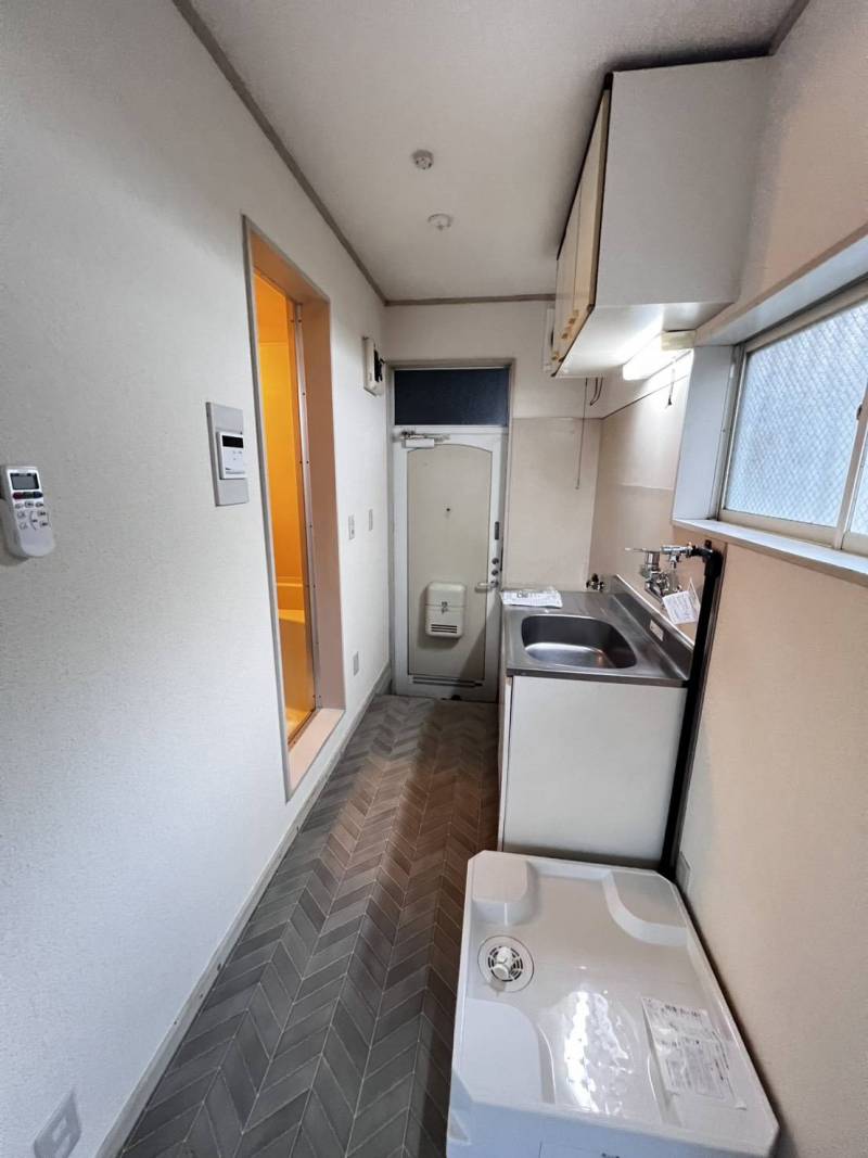 廊下にキッチンと室内洗濯機置き場あり