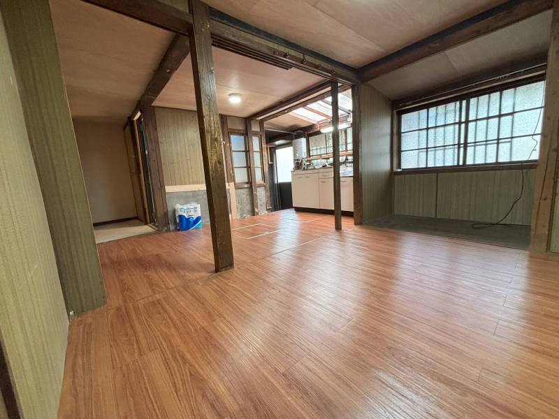 キッチンの右手には収納スペースがあります。