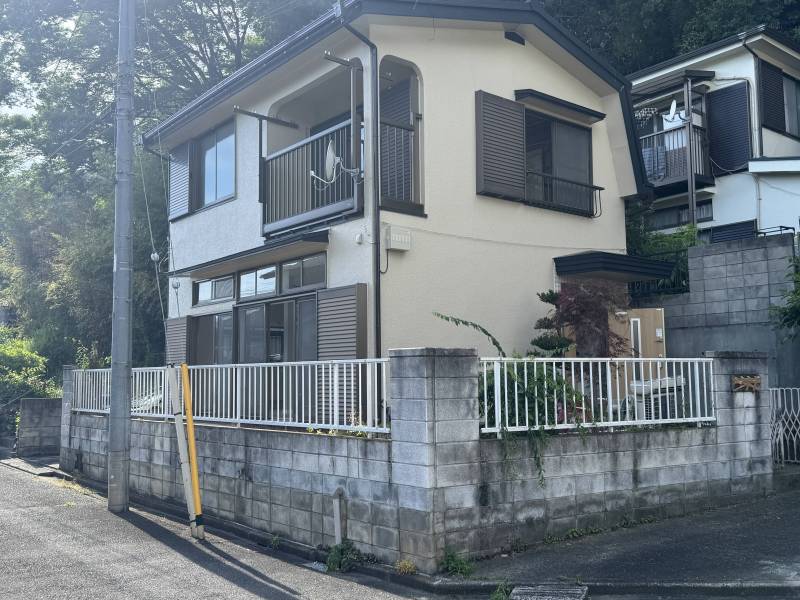 外壁の塗装済できれいな外観。築古でも雨漏りなどの心配なし！