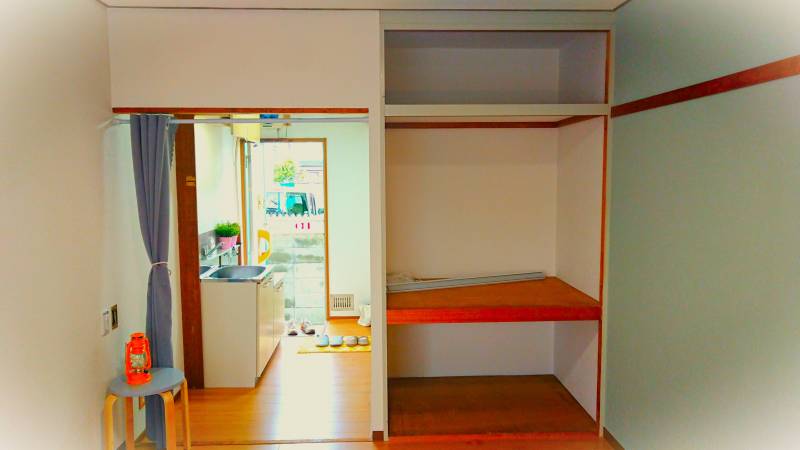 【居室】大きな収納はロールスクリーンがついてます