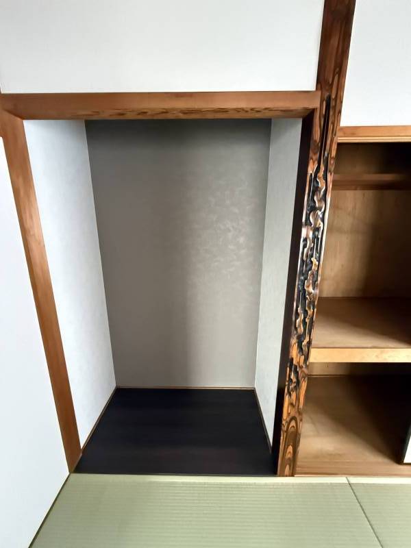 賃貸とは思えない床の間に床柱。まさかの欄間も備え付け。