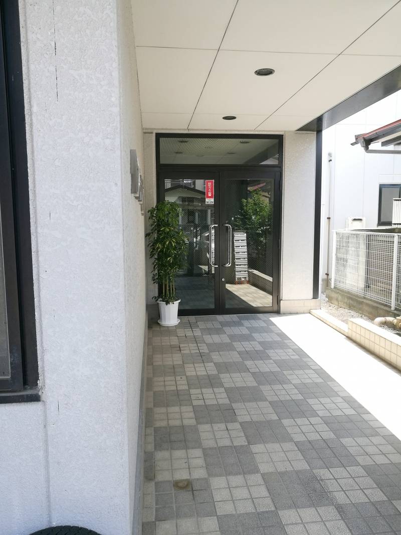 ビルの玄関入り口