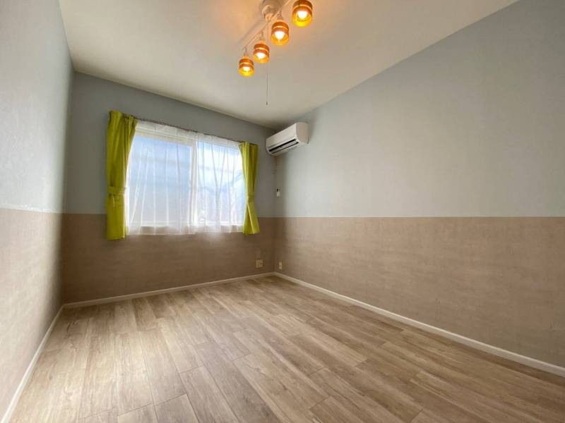 淡いブルー系とコンクリート調の壁