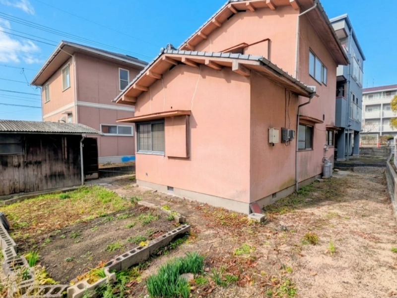 広い庭付きの戸建てです。