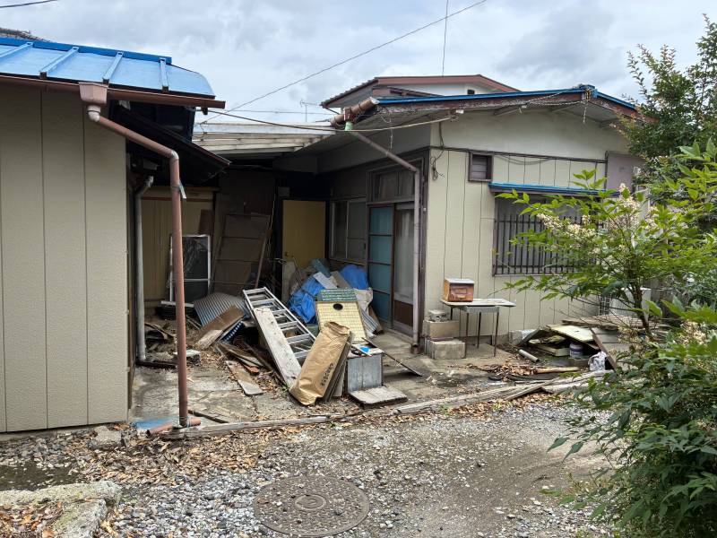左側(北棟)と右(東棟)の２つを奥の廊下で繋いでます。