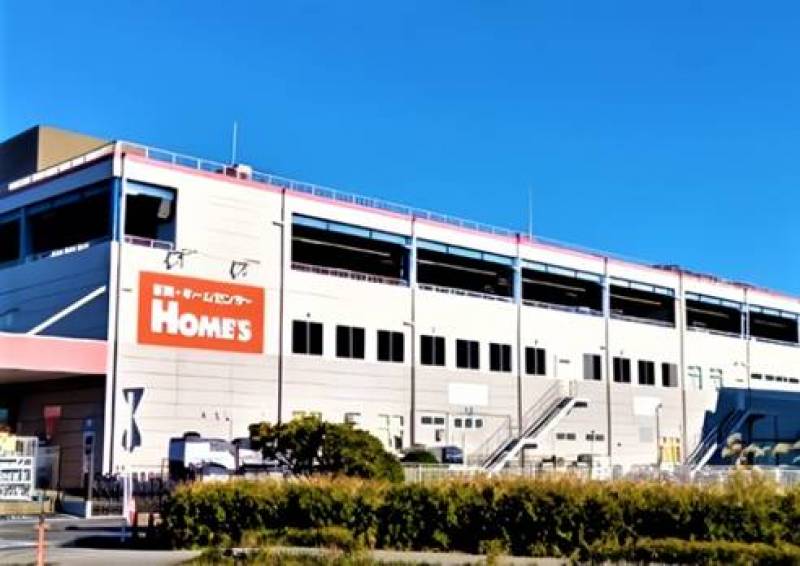 駅反対側には商業施設があります