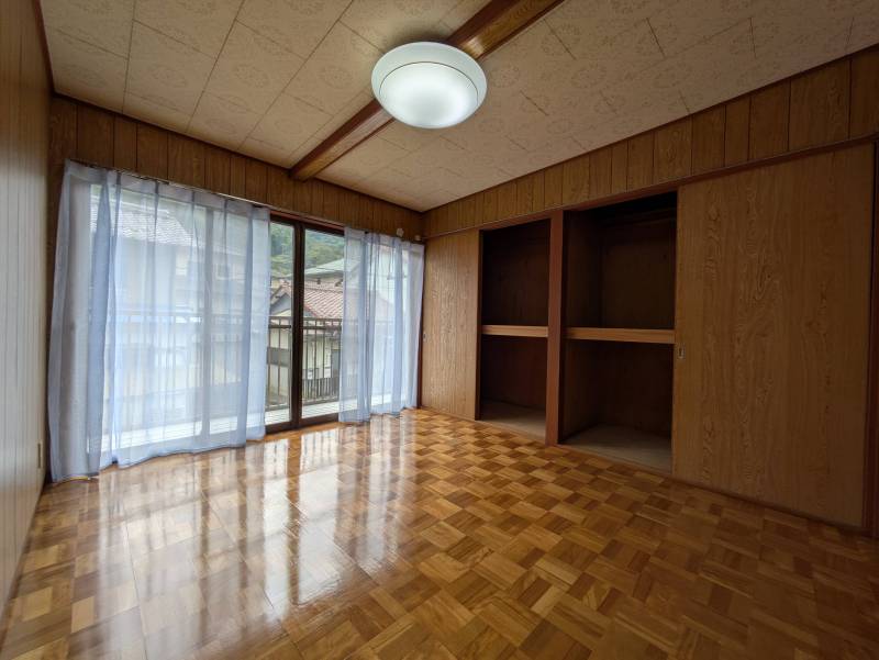 2階には収納多し。部屋も多いので物置としても使えます。