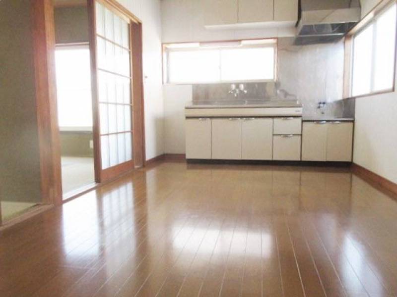 明るくて広いキッチンです。