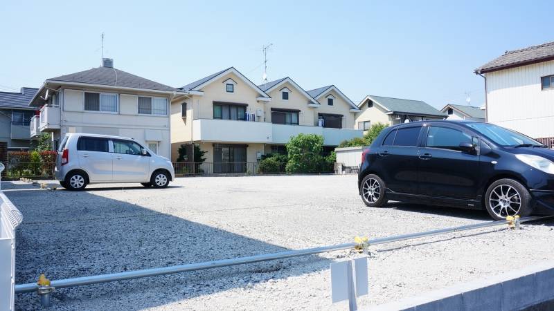 道路の相向かいに　月極駐車場（別オーナー）があります。