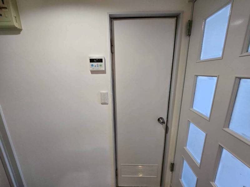 お風呂の扉も白色にしてきれいです♪