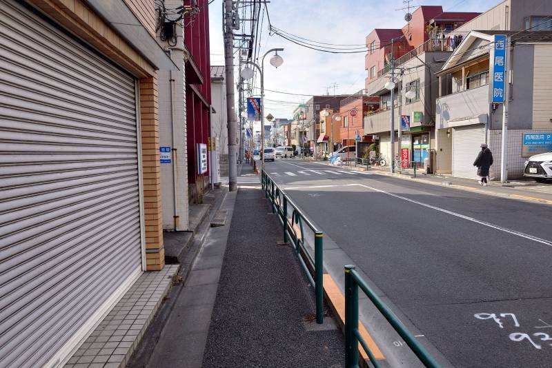 バス通り駅方面です。
