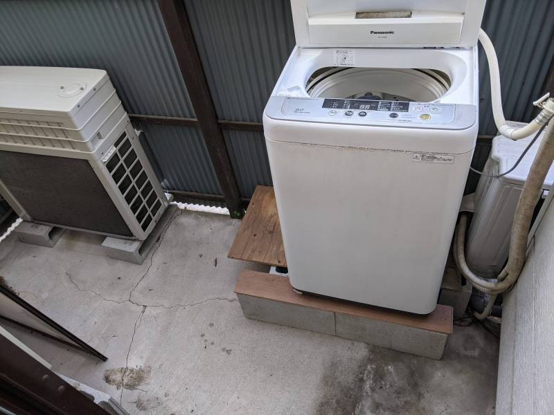 物干しスペースに洗濯機が付属しています。