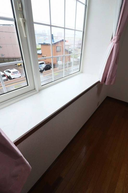 お洒落な出窓です。カーテン（新）はご入居者様の利用も可能。
