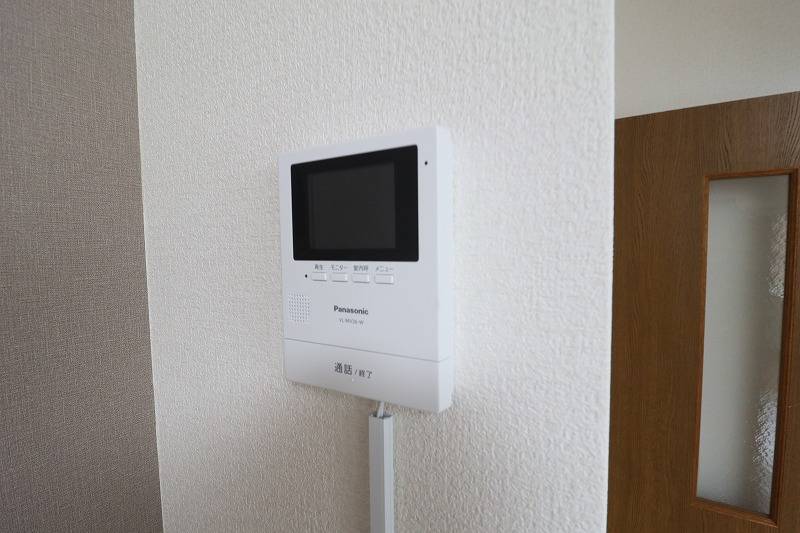 TVモニター付きインターホンで来訪者を事前チェックで安全。