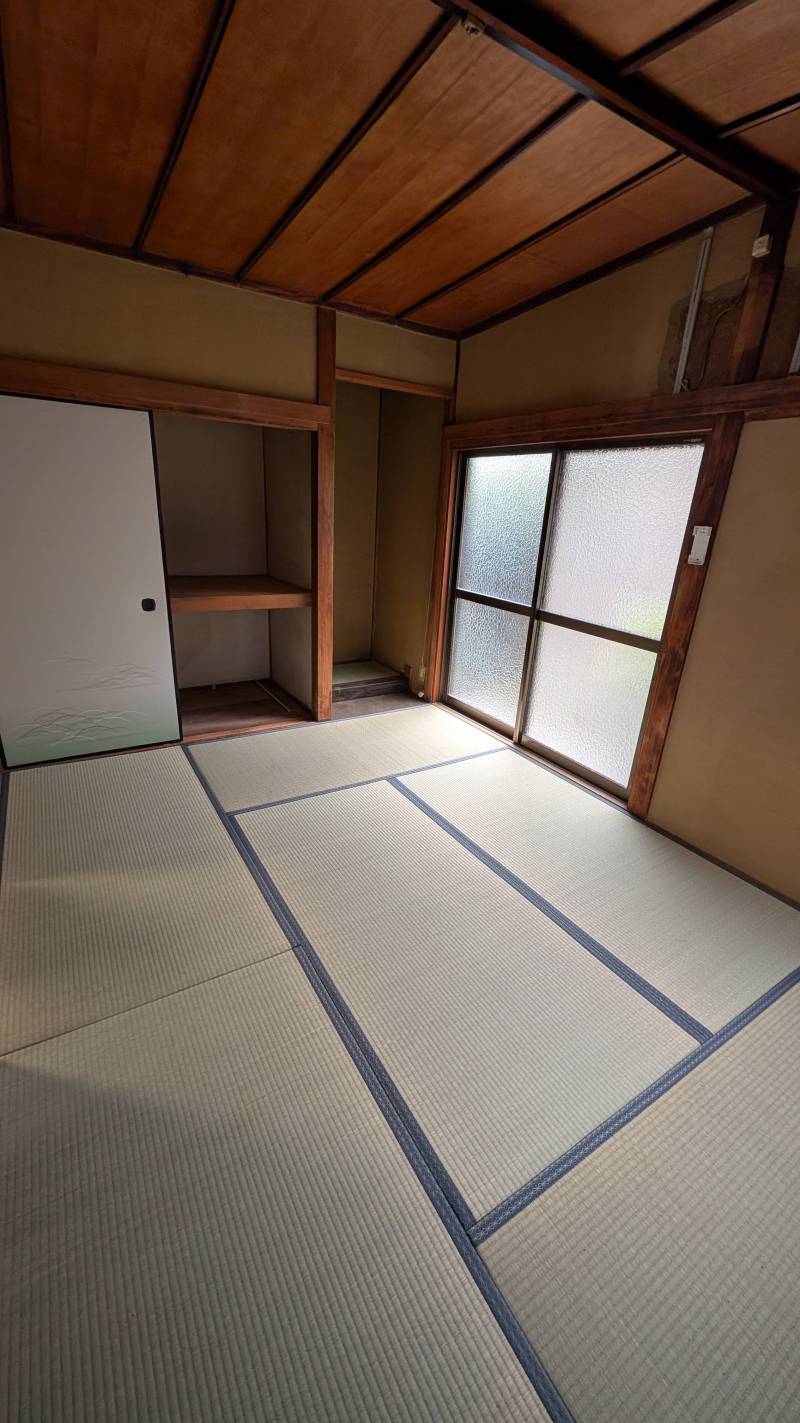 1階_和室
畳の心地よさを楽しめる落ち着いた和室