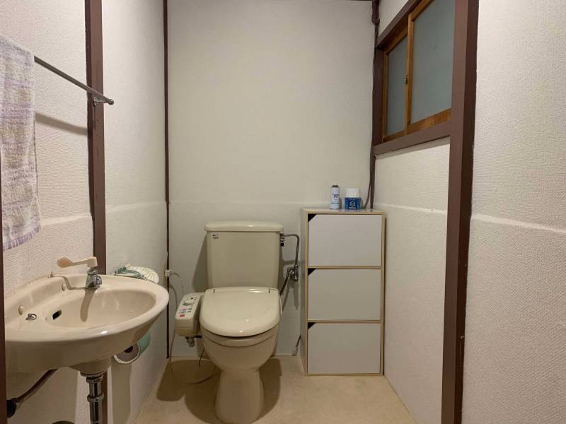 母屋　トイレ２　ウォシュレット付きで広いトイレです。