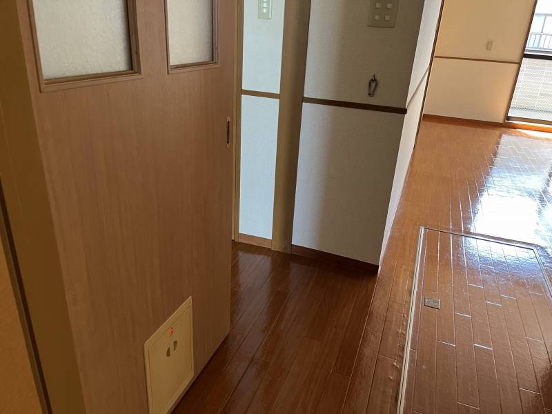 ドアにはペットの出入口、壁にはリードフックがあります