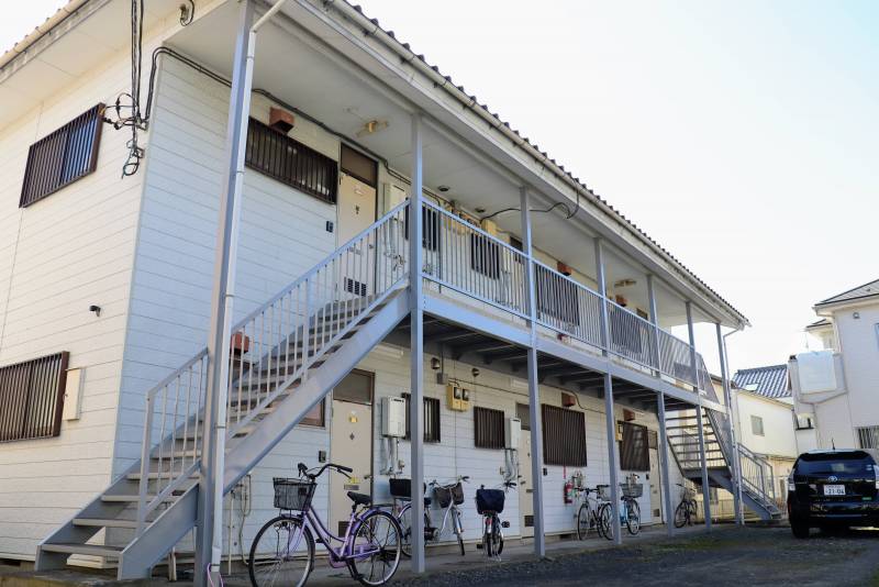 軒下に自転車を停められます♪