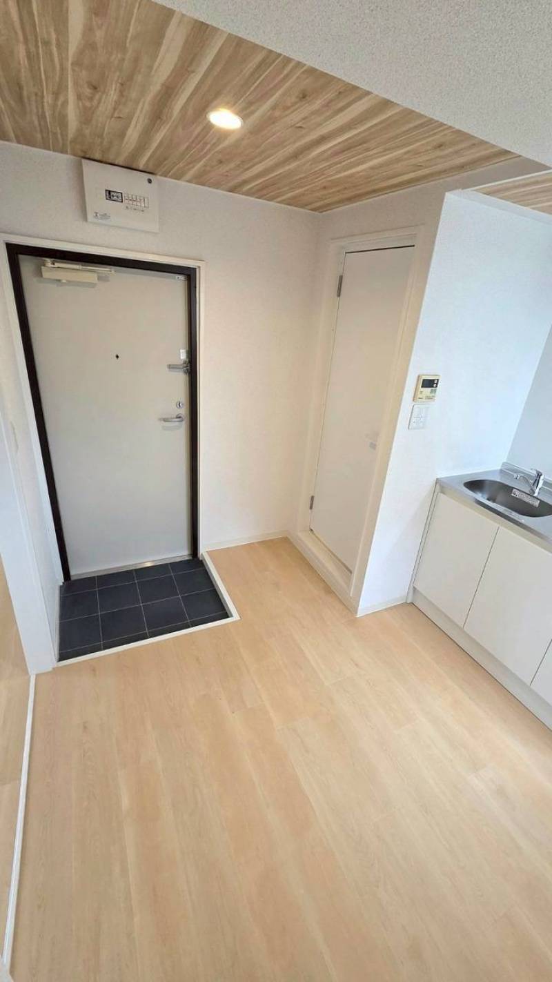 玄関横がキッチンです。