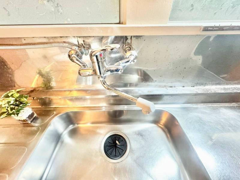 キッチンはシングルレバー新品設置しました。換気扇も新調です。