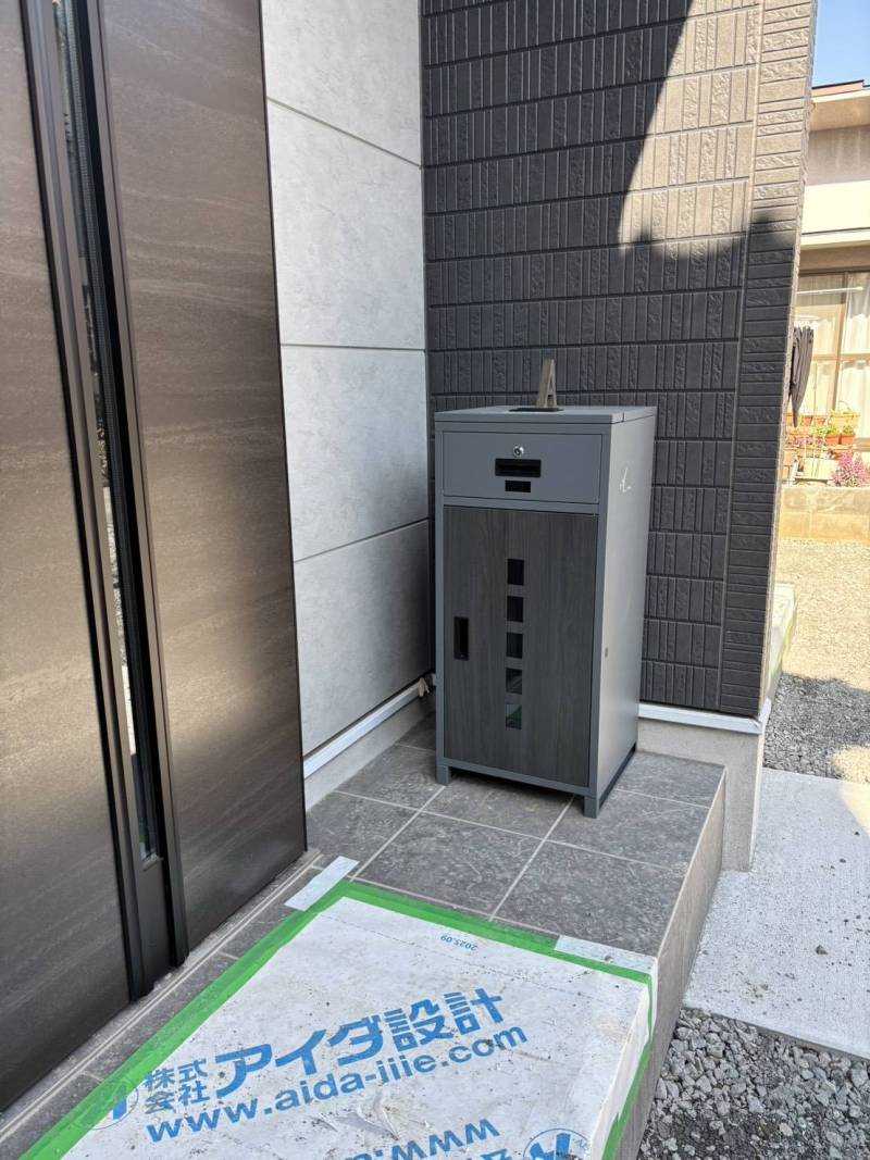 専用宅配ボックス。インターホンまだ工事中