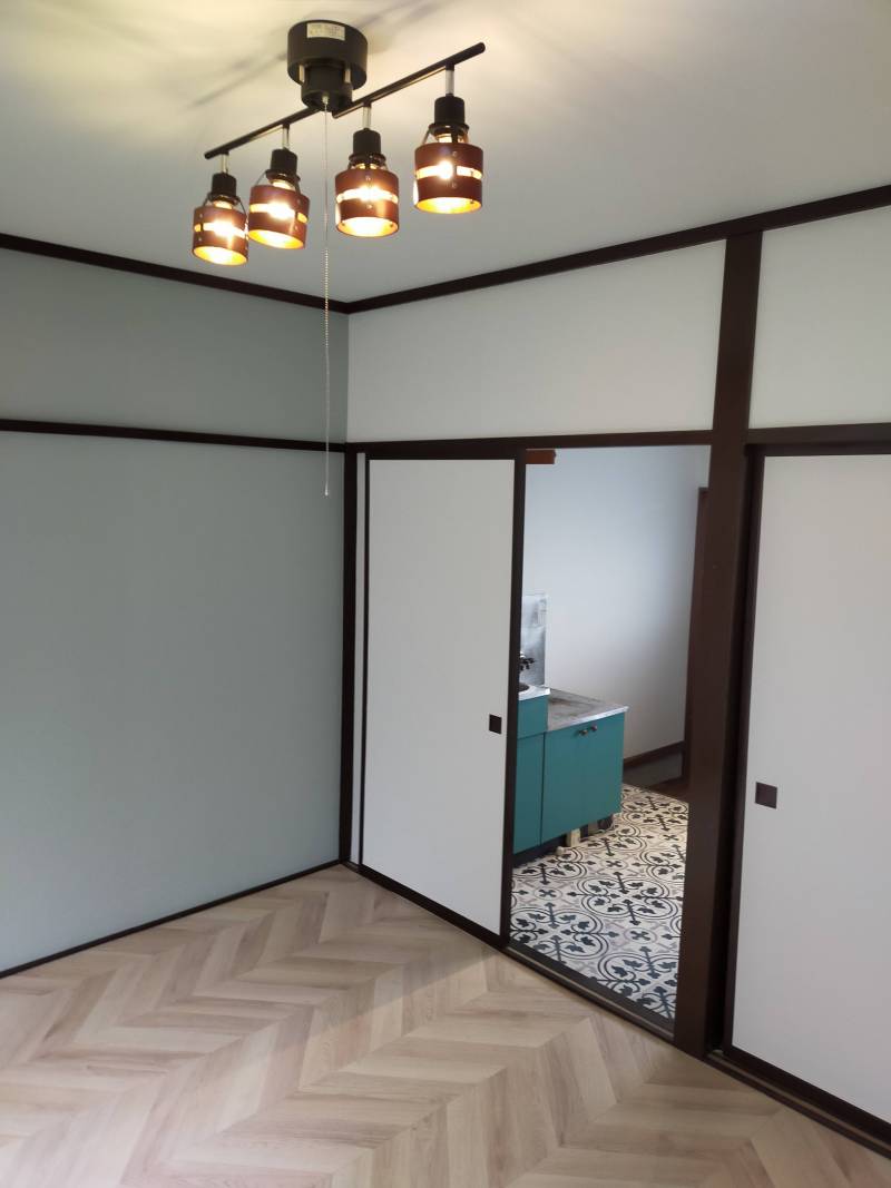 スポット照明、アクセントクロスでおしゃれな雰囲気