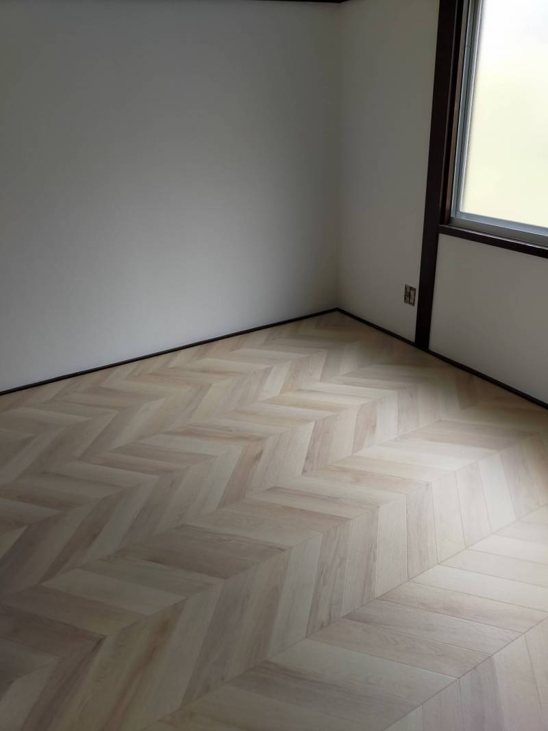 床はヘリンボーン柄です。