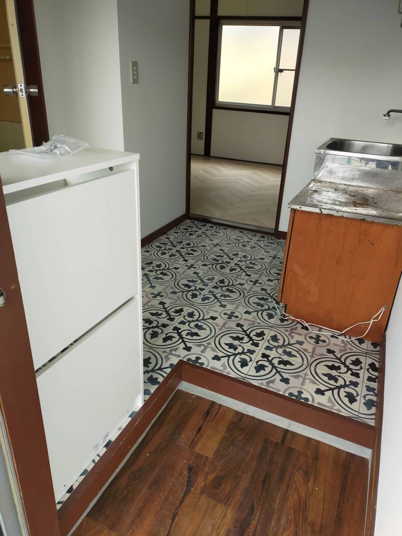 収納力抜群のシューボックス。床はフレンチタイル風