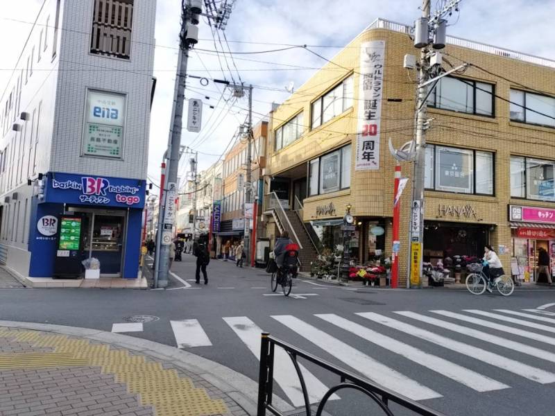 カルディ、ドラックストア、ファストフード店など、充実の商店街