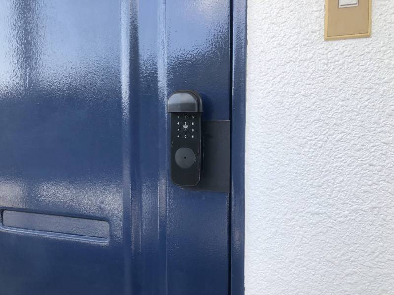 玄関の鍵は電子ロック式で、オートロックとなります。
