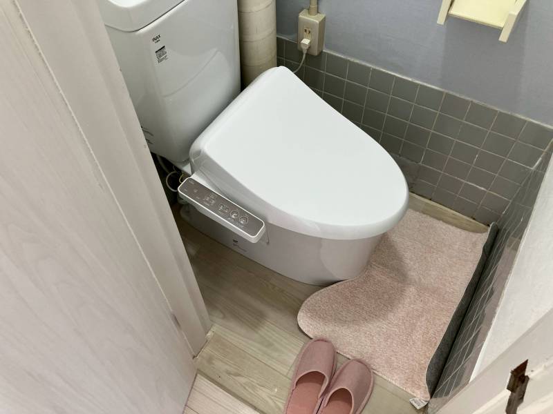 少し狭いですが
落ち着くトイレ♪