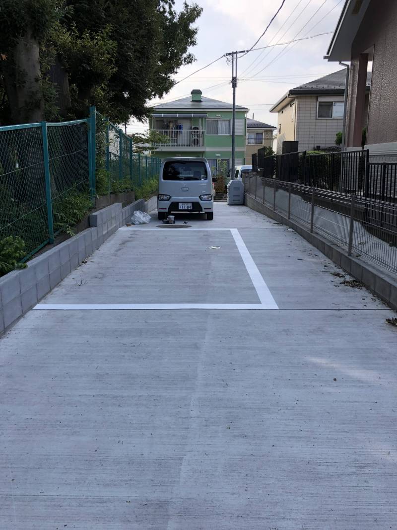 建物側から入り口に向かっての通路兼駐車場）