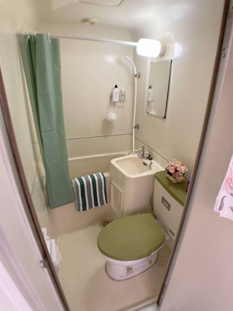 ホテル風のユニットバス
トイレットホルダー置台付き新品交換