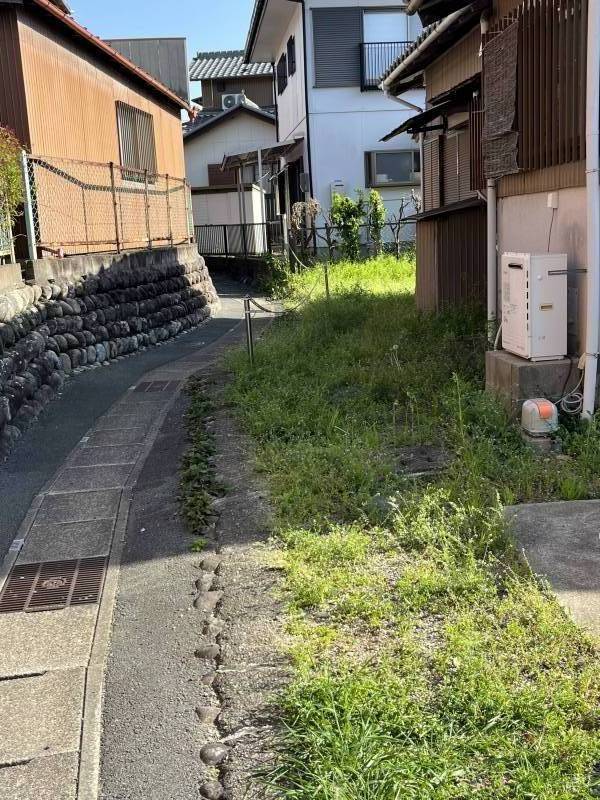 建物奧の通路