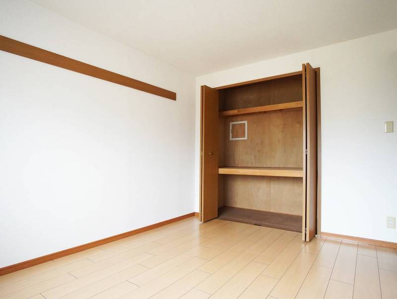 収納が２つ、クローゼットが一つあります