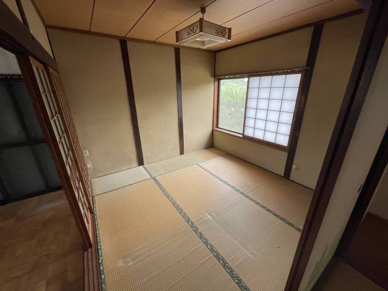 ４畳半和室。主寝室にされてはいかがでしょう。